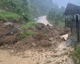 Trà Leng mất điện, mất sóng, nhiều tuyến đường bị chia cắt, lực lượng chức năng đi bộ vào vùng cô lập hỗ trợ dân