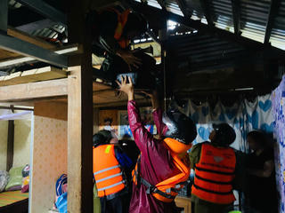 Đà Nẵng: Thủy điện xả lũ điều tiết, người dân hạ du dọn đồ chạy lũ 