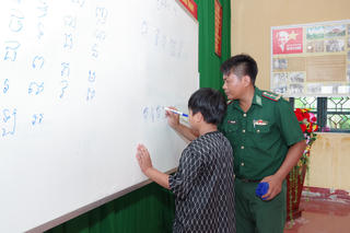 Gieo chữ miền biên viễn: Hành trình của lòng kiên định và yêu thương - Bài 2: Giữ gìn bản sắc, gắn kết biên cương
