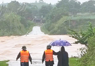 Quảng Trị: Mưa lớn, nước suối dâng cao, cầu tràn ngập sâu nhất 2m