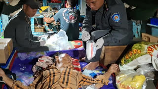 Tàu kiểm ngư KN-219 cấp cứu kịp thời ngư dân gặp nạn tại vùng biển giáp ranh Việt Nam - Indonesia