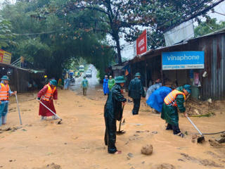 Quân khu 5 điều động lực lượng giúp người dân vùng lũ