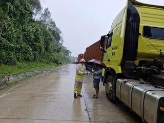 Quảng Ngãi: Tiếp tế lương thực cho 50 người mắc kẹt trên đèo Lò Xo