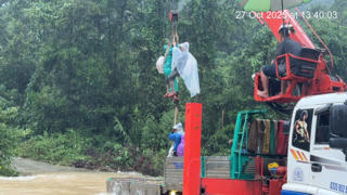 Huế: Giải cứu thành công 6 người mắc kẹt trong rừng do mưa lũ