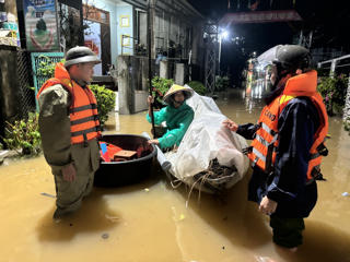 Mưa lớn gây sạt lở, chia cắt nhiều khu vực ở Quảng Ngãi và Đà Nẵng