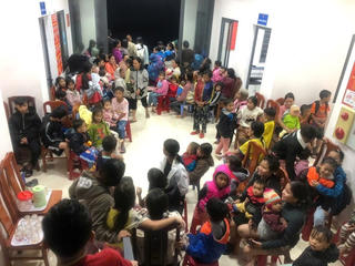 Giữa đêm mưa lũ, cán bộ Công an xã Trà Leng nấu mì tôm tiếp sức người dân tránh trú an toàn