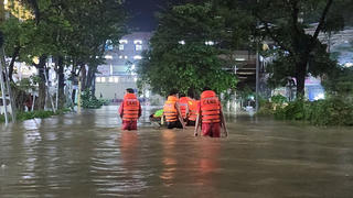 Huế: Nước lũ bủa vây, huy động lực lượng đưa bệnh nhân lên tầng 2 để tránh lũ