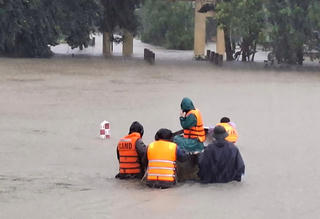 Huế: Lực lượng chức năng vượt lũ đưa sản phụ đến bệnh viện an toàn