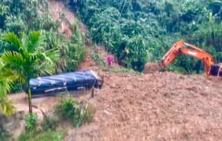 Đà Nẵng: Xe tải bị vùi do sạt lở, tài xế thoát chết trong gang tấc 