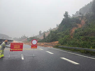 Mưa lũ kèm theo bùn đất tràn qua cao tốc La Sơn - Hòa Liên