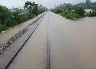 Ngừng chạy nhiều đôi tàu vì nước lũ ngập đường ray