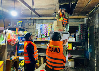 Đà Nẵng: Lực lượng Công an giúp người dân sơ tán ở vùng ngập lũ