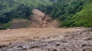 Quảng Ngãi: Sau tiếng nổ lớn, hàng nghìn mét khối đất đá đổ ập xuống đường liên thôn