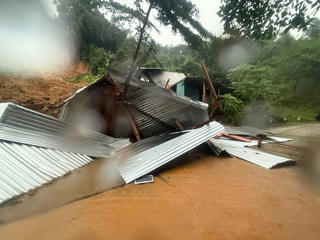 Đà Nẵng: Sạt lở vùi 2 ngôi nhà, không có thiệt hại về người