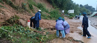 Quảng Ngãi: Nhiều xã bị cô lập do sạt lở đường