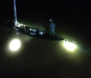 Đà Nẵng: Người đàn ông ôm cột điện giữa dòng nước lũ, thoát chết ngoạn mục