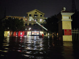 Nước xuống chậm, người dân Huế trắng đêm chạy lũ