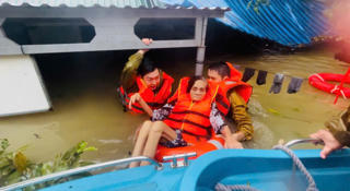 Huế: Công an dầm mưa cung cấp lương thực, hỗ trợ người dân di dời