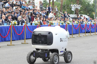 Phát triển AI: Con người là trung tâm