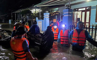 Đà Nẵng: Bộ đội trắng đêm di dời hơn 11.000 người khỏi vùng ngập sâu