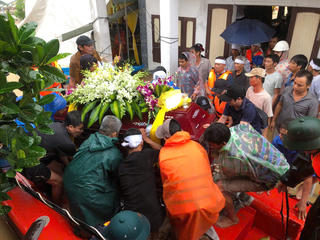 Đà Nẵng: Bộ đội vượt nước lũ giúp gia đình an táng cụ bà 106 tuổi