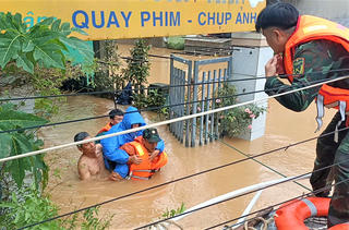 Đà Nẵng: Mưa lũ chia cắt, bộ đội kịp thời đưa bệnh nhân đến nơi an toàn