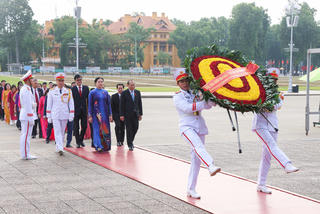 Đoàn đại biểu dự Đại hội thi đua yêu nước Cơ quan UBTƯ MTTQ Việt Nam báo công dâng Bác
