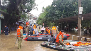Huế: Nỗ lực tìm kiếm cháu bé 5 tuổi mất tích do mưa lũ