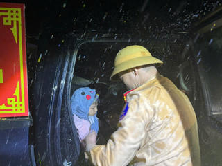 Cảnh sát giao thông Đà Nẵng trắng đêm giữa lũ, đảm bảo an toàn giao thông cho dân