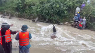 Huế: Dùng dây thừng vận chuyển lương thực cho người dân bị lũ cô lập