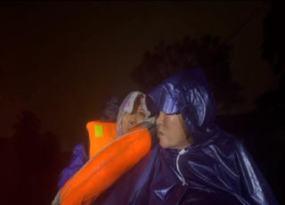 Huế: Liên tiếp ứng cứu người dân giữa dòng nước lũ chảy xiết