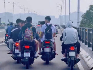 Hà Nội: Xử lý nhóm thanh niên điều khiển xe máy 'đầu trần' dàn hàng ngang trên cầu Vĩnh Tuy