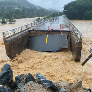 Đà Nẵng: Lũ cuốn trôi mố cầu Ca Da, chia cắt giao thông 