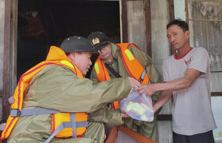 Trực tiếp Giám đốc Công an TP Đà Nẵng đi vào tâm lũ tiếp tế lương thực cho người dân