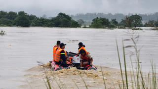 Quảng Ngãi: Giải cứu kịp thời người đàn ông mắc kẹt giữa dòng lũ dữ