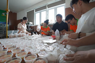 Đà Nẵng: Sinh viên, phụ nữ nấu ăn tiếp tế bệnh nhân bị lũ cô lập