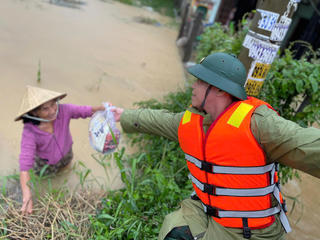 Chỉ huy trưởng Bộ Chỉ CHQS Đà Nẵng trực tiếp chỉ đạo cứu dân vùng lũ