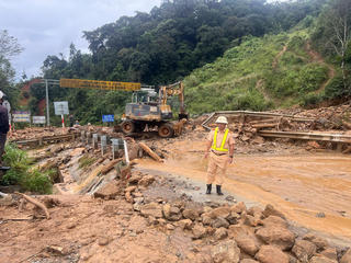 Quảng Ngãi: Hàng nghìn mét khối đất đá vùi lấp mặt đường đèo Lò Xo