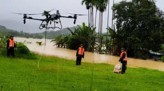 Đà Nẵng: Dùng thiết bị máy bay không người lái tiếp tế lương thực cho dân vùng lũ 