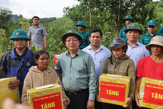 Phó Thủ tướng Hồ Quốc Dũng: Khẩn trương thông tuyến, chăm lo đời sống dân vùng lũ