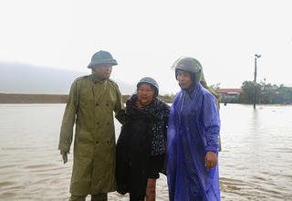 Hà Tĩnh sơ tán hàng trăm hộ dân bị ngập lụt