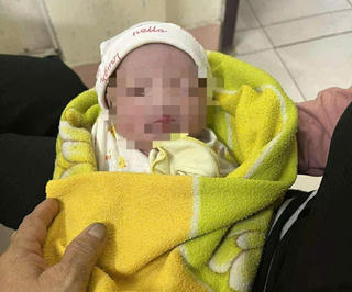 Phát hiện bé sơ sinh trong căn nhà hoang ở Quảng Trị