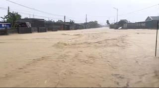 Hà Tĩnh: Ngập lụt sâu, khẩn cấp di dời người dân đến nơi an toàn