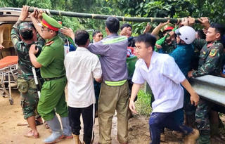 Quảng Ngãi: Băng rừng vượt sạt lở, khiêng sản phụ nguy kịch đi cấp cứu