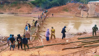Nghệ An: Nổ mìn thông đường, bắc cầu tạm giúp dân vùng lũ đi lại an toàn