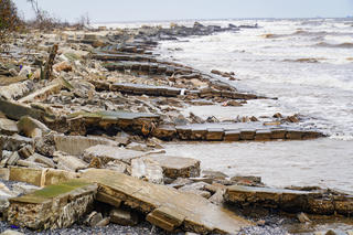 Hơn 2 km bờ kè khu du lịch Rạng Đông bị sóng đánh tan hoang