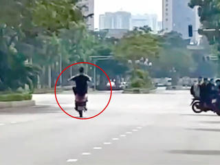 Hà Nội: Xác minh, xử lý vụ thanh niên bốc đầu xe máy gây nguy hiểm