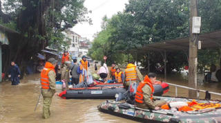 Mưa lũ ở Trung Bộ làm 40 người thương vong và mất tích