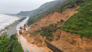 Mưa lớn gây sạt lở nghiêm trọng, nhiều tuyến đường ở Hà Tĩnh bị chia cắt