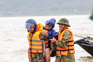 Hà Tĩnh di dời hơn 2.000 người dân khỏi vùng ngập sâu